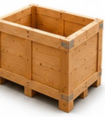Contenedor de madera abierto con esquineros metálicos.